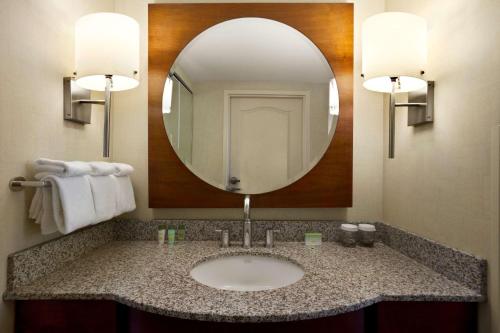 bagno con lavandino e specchio di Homewood Suites by Hilton Baltimore a Baltimora