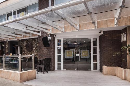 un edificio con toldo sobre la entrada a un restaurante en 3H HOTEL Av 70 en Medellín