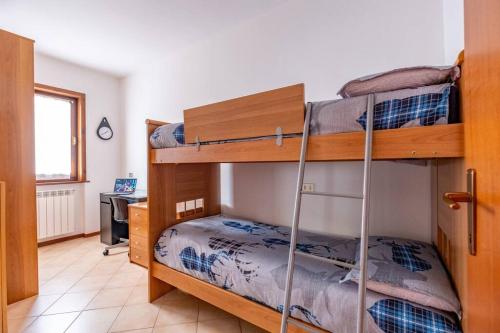 1 dormitorio con 2 literas y escritorio en Happy Guest Apartments - Mountain Panorama Borno, en Borno