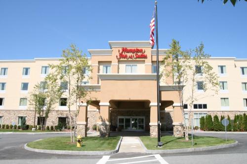 een uitzicht op een hotel met een Amerikaanse vlag bij Hampton Inn & Suites Westford-Chelmsford in Westford