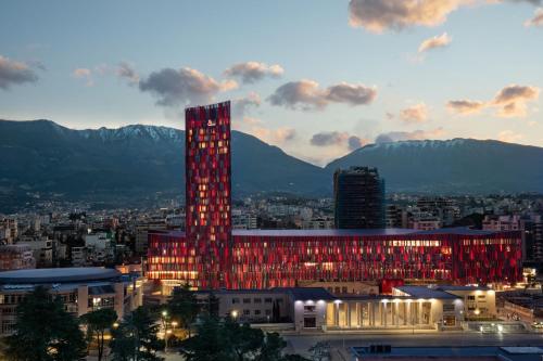 ティラナにあるTirana Marriott Hotelの赤い灯が目の前の高い建物