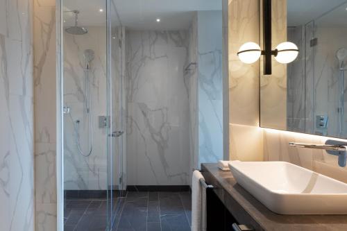 Tirana Marriott Hotelにあるバスルーム