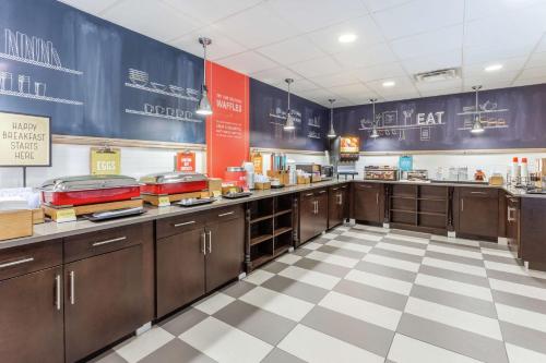 Kuchyň nebo kuchyňský kout v ubytování Hampton Inn Boston/Peabody