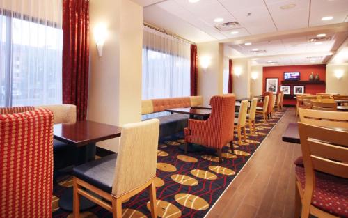 a dining room with tables and chairs in a restaurant at Hampton Inn Champaign/Urbana in Urbana
