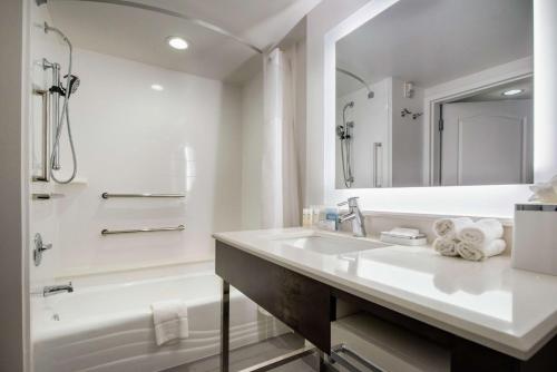 y baño blanco con lavabo y bañera. en Hampton Inn & Suites Legacy Park-Frisco, en Frisco