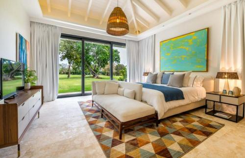 een grote slaapkamer met een bed en een bank bij Sunny Vacation Villa No 77 in San Rafael del Yuma