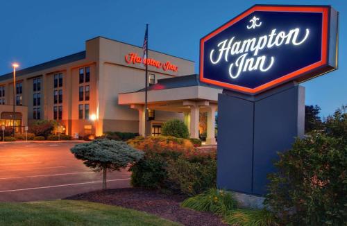 a sign for a hampton inn in front of a building at Hampton Inn Fort Wayne-Southwest in Fort Wayne