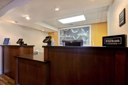 a waiting room at a hilson tumors office at Hampton Inn Fort Wayne-Southwest in Fort Wayne