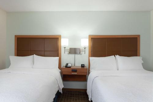two beds in a hotel room with white sheets at Hampton Inn Orlando International Drive Convention Center in Orlando