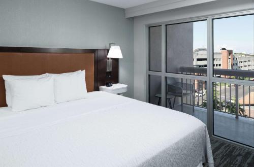 Hampton Inn & Suites Memphis-Beale Street Image