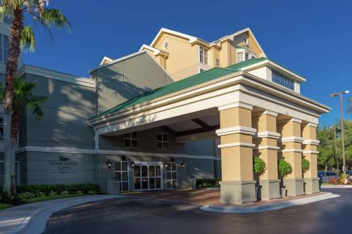 een kantoorgebouw met een gebouw bij Homewood Suites by Hilton Orlando-Intl Drive/Convention Ctr in Orlando