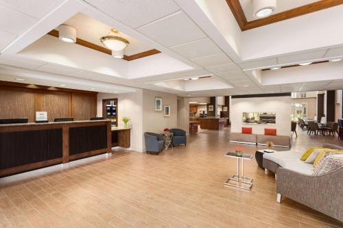 een lobby van een ziekenhuis met een bank en stoelen bij Homewood Suites by Hilton Orlando-Intl Drive/Convention Ctr in Orlando