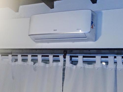 a air conditioner on a wall above a window at Departamento sierras Balcarce in Balcarce