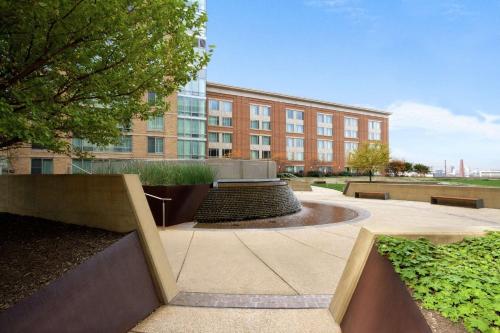 un edificio con una fuente frente a un edificio en Hilton Garden Inn Baltimore Inner Harbor en Baltimore