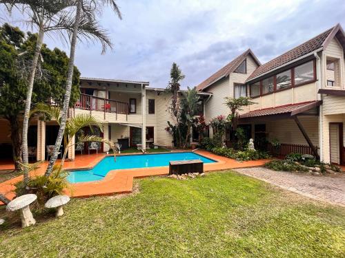 Kolam renang di atau dekat dengan The Wood House