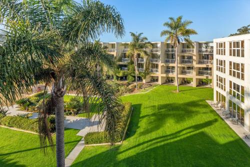 聖地牙哥的住宿－拉荷亞托里平斯希爾頓酒店，棕榈树建筑的空中景观