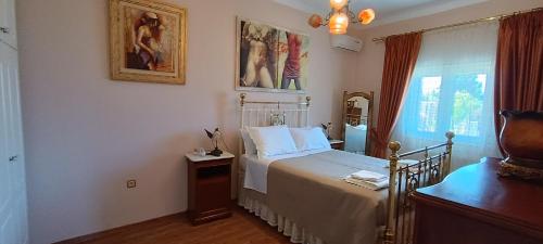 Alykes PotamouCorfu town 'PANORAMIC VIEW HOUSE'的一间卧室配有一张带白色床单的床和一扇窗户。