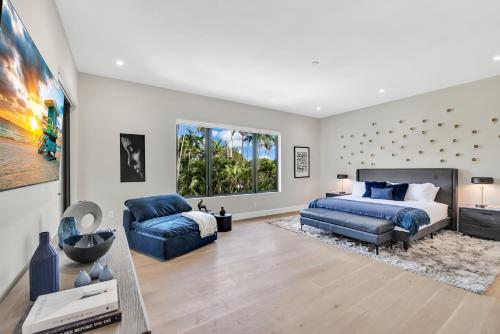 sypialnia z łóżkiem typu king-size i kanapą w obiekcie Villa in Coral Gables with Pool Jacuzzi Game Room w Miami