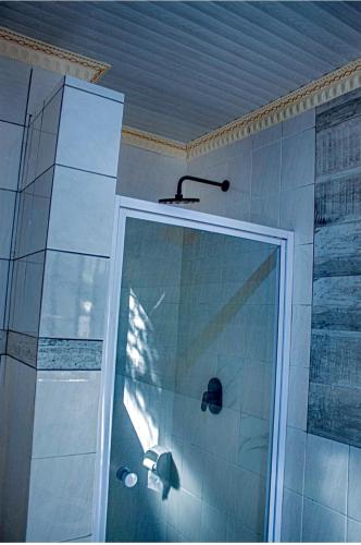 eine Dusche mit Glastür im Badezimmer in der Unterkunft 19 @ Pendleberry in Bela-Bela