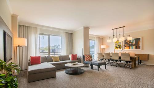 Χώρος καθιστικού στο DoubleTree by Hilton San Diego-Mission Valley