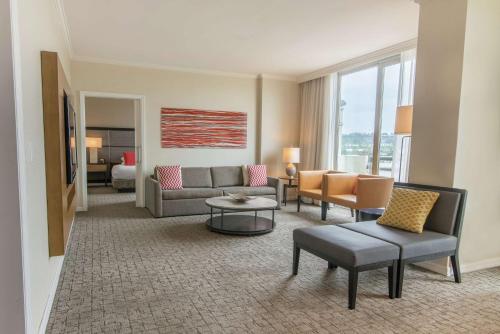 Χώρος καθιστικού στο DoubleTree by Hilton San Diego-Mission Valley