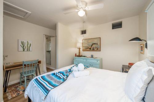 Un dormitorio con una cama con un osito de peluche encima. en Goat Rock Cabin, en Hot Springs