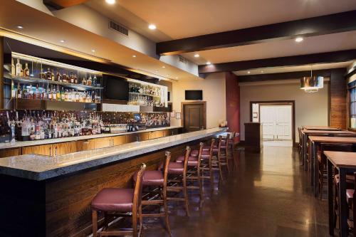 Lounge atau bar di Juniper Hotel Cupertino, Curio Collection by Hilton