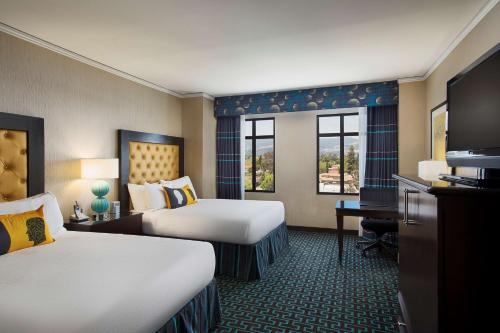 Katil atau katil-katil dalam bilik di Juniper Hotel Cupertino, Curio Collection by Hilton