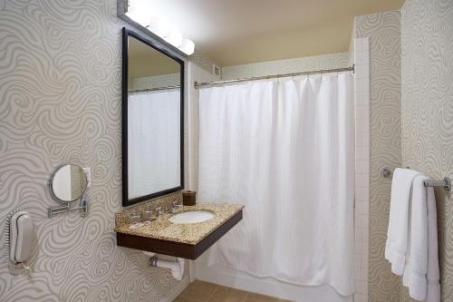 Bilik mandi di Juniper Hotel Cupertino, Curio Collection by Hilton