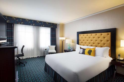 Katil atau katil-katil dalam bilik di Juniper Hotel Cupertino, Curio Collection by Hilton