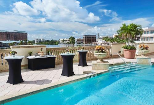 einem Pool auf dem Dach eines Gebäudes in der Unterkunft Embassy Suites by Hilton Tampa Downtown Convention Center in Tampa