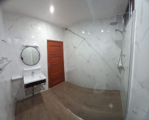 a bathroom with a sink and a mirror at Beau T2 Nouvelle Route bastos Yaoundé in Yaoundé