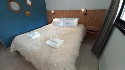 1 dormitorio con 1 cama con toallas en Casa Litoral en Gualeguaychú