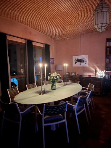 Villa Malika Marrakech في مراكش: طاولة وكراسي عليها شموع
