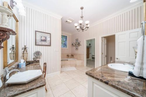 a bathroom with a tub and a sink and a bath room at Majestic Mountain Getaway in Lake Hamilton