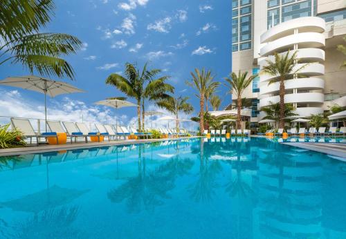 een zwembad met palmbomen en een gebouw bij Hilton San Diego Bayfront in San Diego