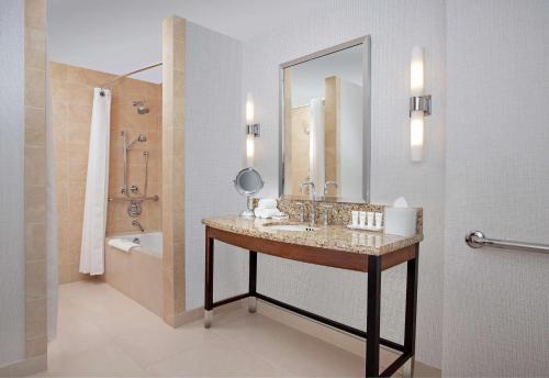 Un baño de Hilton San Diego Bayfront
