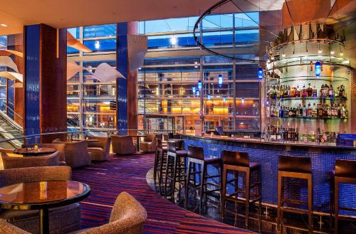 Lounge nebo bar v ubytování Hilton Baltimore Inner Harbor