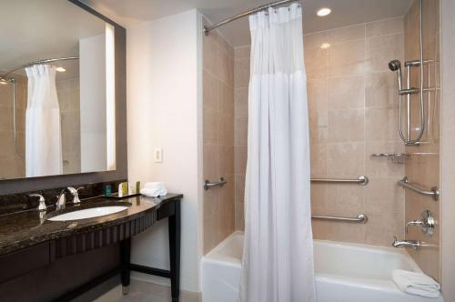 Hilton Baltimore Inner Harbor Image