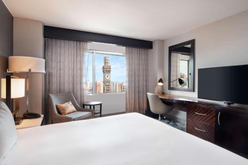 Hilton Baltimore Inner Harborにあるベッド