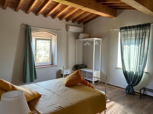 una camera con un grande letto e una finestra di matana b&b a Carmignano