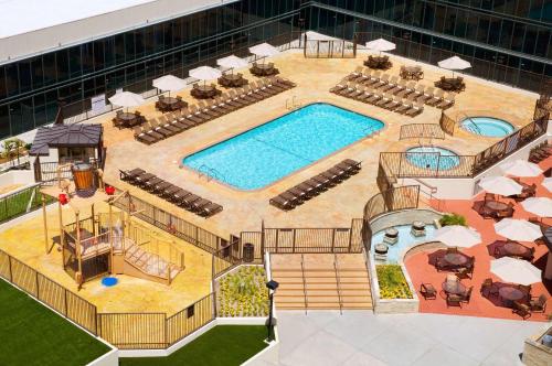 einen Blick über den Pool in einem Hotel in der Unterkunft Hilton Anaheim in Anaheim