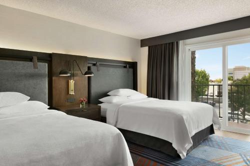 Кровать или кровати в номере Embassy Suites by Hilton Los Angeles Downey