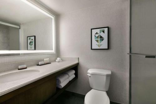 Ванная комната в Embassy Suites by Hilton Los Angeles Downey