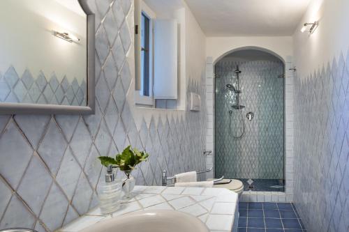 Un baño con lavabo, inodoro y ducha. en Porto Cervo Sea and Nature Villa, en Porto Cervo