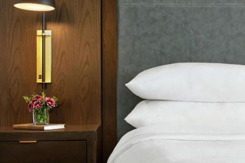 Кровать или кровати в номере Embassy Suites by Hilton Los Angeles Downey