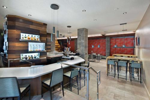 Напитки в Embassy Suites by Hilton Los Angeles Downey
