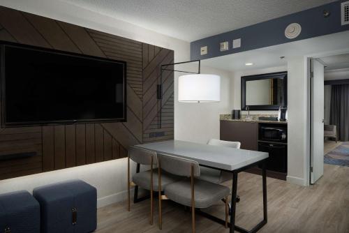 Кухня или мини-кухня в Embassy Suites by Hilton Los Angeles Downey
