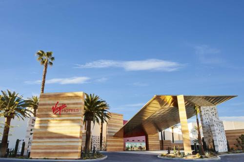 d'un bâtiment de walreens avec des palmiers dans l'établissement Virgin Hotels Las Vegas, Curio Collection by Hilton, à Las Vegas