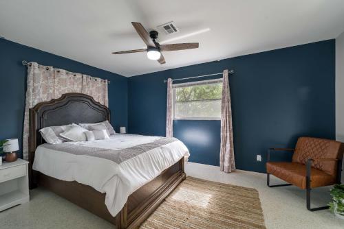 a bedroom with blue walls and a bed and a chair at Stylish & Cozy home close to downtown and 10mins to beach in Venice